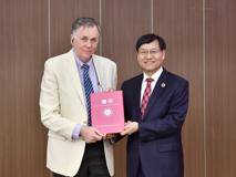 荣获2023年中国国际科学技术合作奖的诺奖得主巴里·马歇尔教授受聘草莓视频
讲席教授