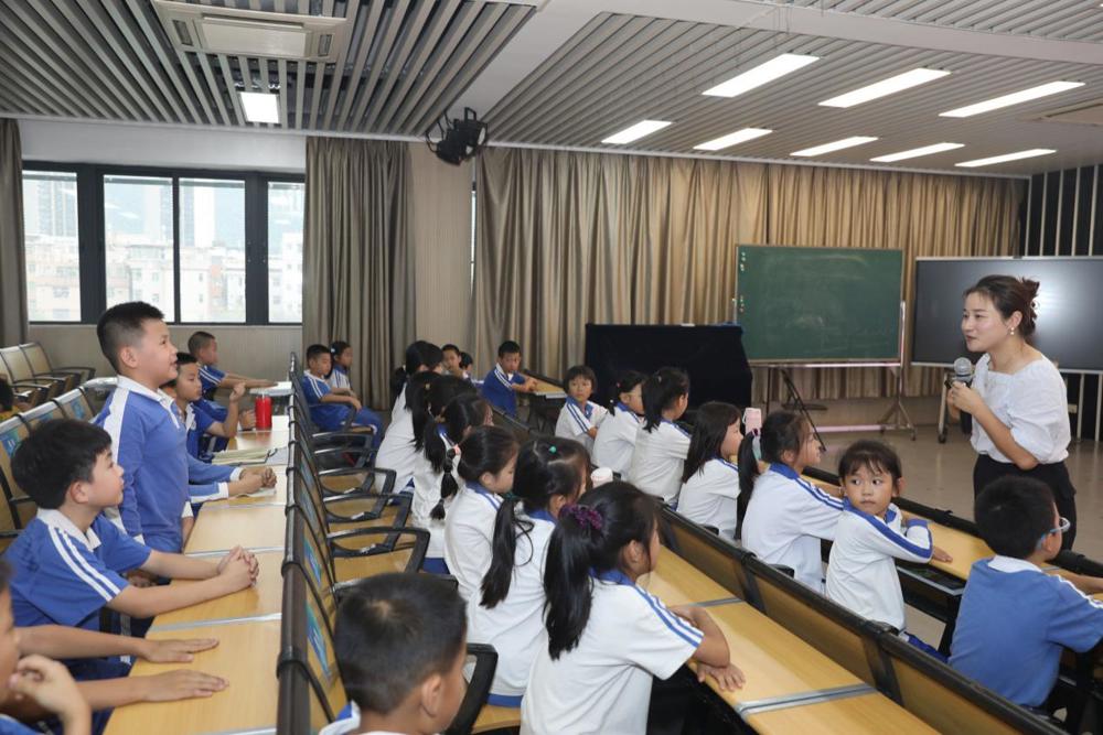 F:\叶伟仪\南科大一小\20241105 草莓视频
护理医学院入校课程——用爱守护小天使\7D8A8210.JPG