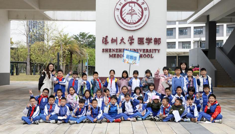 南科大实验一小学生再访深大草莓视频
，探索“健康之美”